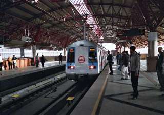 man jumps before metro train in delhi dies -... man jumps before metro train in delhi dies -...