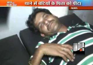 man beaten up by policeman in agra - India TV man beaten up by policeman in agra - India TV