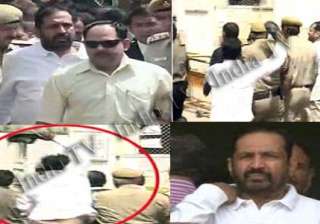man hurls slipper at kalmadi inside delhi court... man hurls slipper at kalmadi inside delhi court...