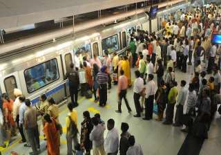 metro commuters stranded on dwarka noida route... metro commuters stranded on dwarka noida route...