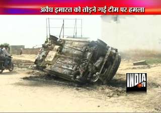 mob torches cars tractor as gurgaon municipal... mob torches cars tractor as gurgaon municipal...