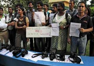 mumbai women journalists meet governor demand... mumbai women journalists meet governor demand...