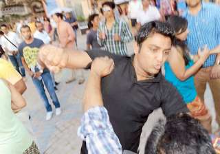 mumbai bouncer held for beating up photographers... mumbai bouncer held for beating up photographers...