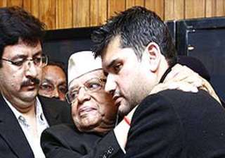 n d tiwari does a road show with son rohit... n d tiwari does a road show with son rohit...