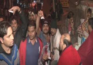nearly 500 mumbai parents in nightlong queues for... nearly 500 mumbai parents in nightlong queues for...
