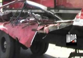 one dead 5 injured in collision on pune mumbai... one dead 5 injured in collision on pune mumbai...