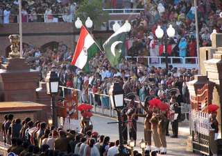 pak rangers offers sweets to bsf on i day at... pak rangers offers sweets to bsf on i day at...