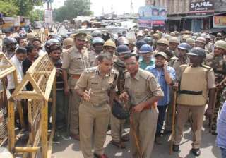 policeman opens fire in lucknow injures four -... policeman opens fire in lucknow injures four -...