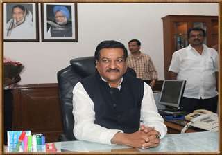 prithviraj chavan put on notice by cong high... prithviraj chavan put on notice by cong high...