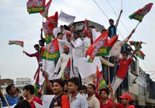 protesters block railway tracks burn pm effigy to... protesters block railway tracks burn pm effigy to...