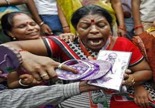 protesters stone asaram ashram in jaipur... protesters stone asaram ashram in jaipur...