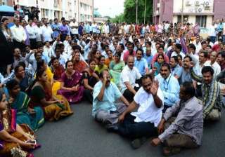 protests continue in seemandhra region for united... protests continue in seemandhra region for united...