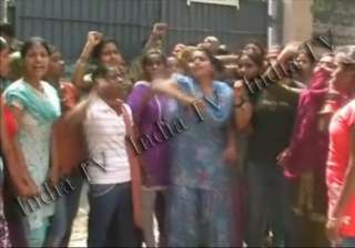 protests at delhi govt school after 300 out of... protests at delhi govt school after 300 out of...