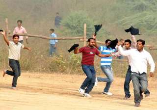 rahul gandhi shown black flags in allahabad -... rahul gandhi shown black flags in allahabad -...