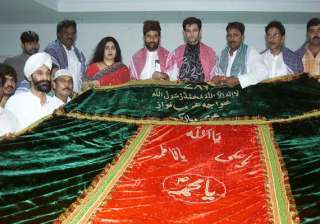 ram vilas paswan offers chadar at ajmer sharif... ram vilas paswan offers chadar at ajmer sharif...