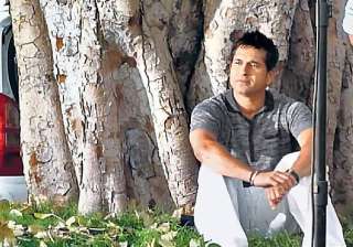 sachin sits under sai tree in jaipur - India TV sachin sits under sai tree in jaipur - India TV
