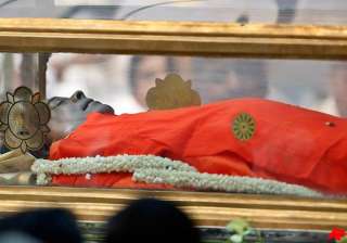 sathya sai baba laid to rest in samadhi - India TV sathya sai baba laid to rest in samadhi - India TV