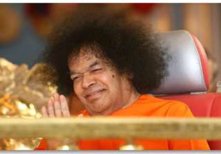 devotees flock to puttaparthi to pay last... devotees flock to puttaparthi to pay last...