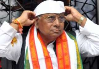 seemandhra protestors attack telangana mp at... seemandhra protestors attack telangana mp at...
