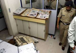 sena assaults the week staff in mumbai - India TV sena assaults the week staff in mumbai - India TV