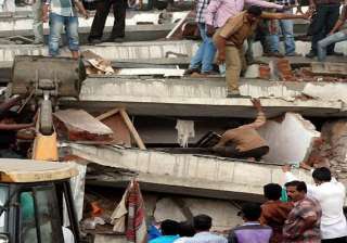 seven storey building collapses in vakola - India... seven storey building collapses in vakola - India...