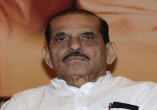 shiv sena workers force manohar joshi to leave... shiv sena workers force manohar joshi to leave...