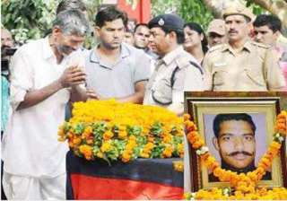 shocking delhi police constable run over by a car... shocking delhi police constable run over by a car...