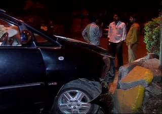 six injured in car collision in andheri mumbai -... six injured in car collision in andheri mumbai -...