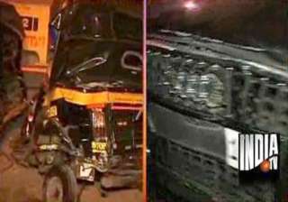 speeding audi car hits 4 auto drivers in mumbai -... speeding audi car hits 4 auto drivers in mumbai -...