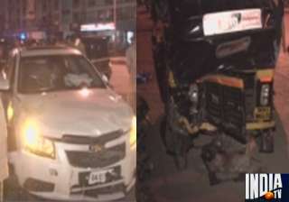 speeding car hits autos in mumbai 4 injured -... speeding car hits autos in mumbai 4 injured -...