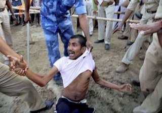 stones chappals thrown at nitish kumar in... stones chappals thrown at nitish kumar in...
