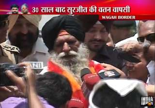 surjeet singh crosses over to india after 31... surjeet singh crosses over to india after 31...