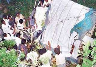tata magic falls in a pond in samastipur 4 bodies... tata magic falls in a pond in samastipur 4 bodies...
