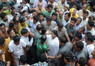 thousands gather as mamata walked from raj bhavan... thousands gather as mamata walked from raj bhavan...