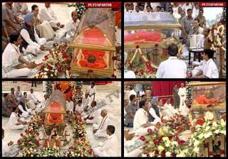 pm sonia lead thousands in paying homage to... pm sonia lead thousands in paying homage to...