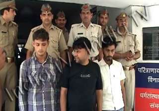 three noida robbers caught with blue flashing... three noida robbers caught with blue flashing...