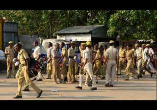 up policemen thrashed by mob for not registering... up policemen thrashed by mob for not registering...