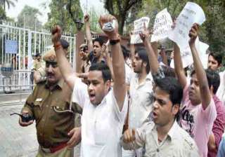 upsc aspirants protest in delhi against csat -... upsc aspirants protest in delhi against csat -...
