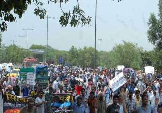 upsc aspirants protesting near pm s residence... upsc aspirants protesting near pm s residence...
