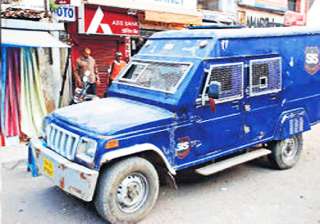 up police seizes rs 10 cr from axis bank cash van... up police seizes rs 10 cr from axis bank cash van...