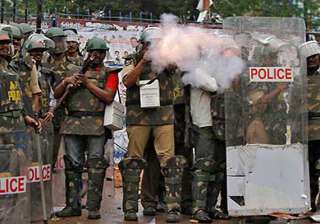 united andhra supporters hold protest outside pm... united andhra supporters hold protest outside pm...