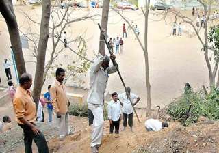 unnao digging resumes govt says no to treasure... unnao digging resumes govt says no to treasure...