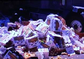 villagers loot overturned truck carrying onions... villagers loot overturned truck carrying onions...
