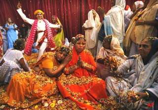vrindavan widows play holi with colours gulal -... vrindavan widows play holi with colours gulal -...
