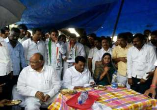 watch pic of sharad pawar munching dry fruits... watch pic of sharad pawar munching dry fruits...