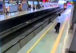 woman commits suicide at delhi metro station -... woman commits suicide at delhi metro station -...