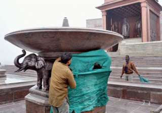 work on veiling mayawati elephant statues begins... work on veiling mayawati elephant statues begins...