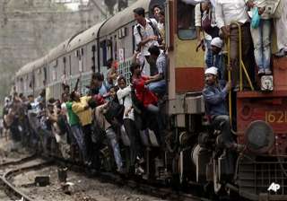 mumbai train chaos claims 3 lives - India TV mumbai train chaos claims 3 lives - India TV