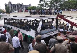30 injured after bus fell from flyover - India TV 30 injured after bus fell from flyover - India TV