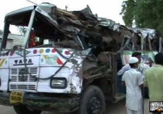 15 killed as bus rams into tree - India TV 15 killed as bus rams into tree - India TV